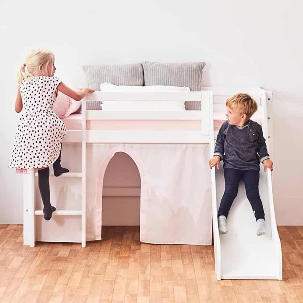Hoppekids BASIC Halvhøj seng med rutsjebane 70x160 cm KÆRE BØRN i børneudstyr til dit barn