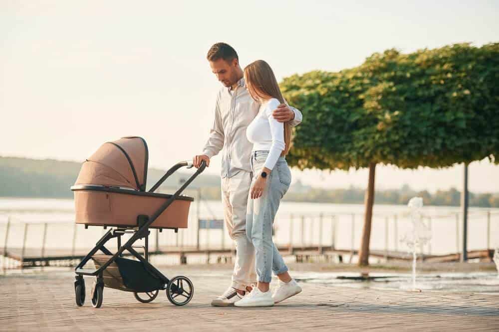 Billedet viser et par der har fundet den rette barnevogn til deres baby.