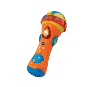 Baby Syng med mikrofon
