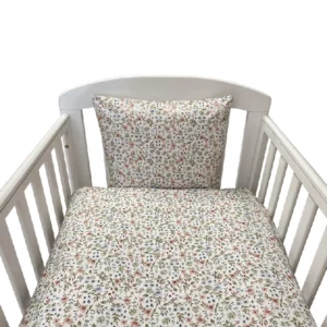 NM Baby sengelinned - hvid m/ olivengrønne og lys blomme blomster